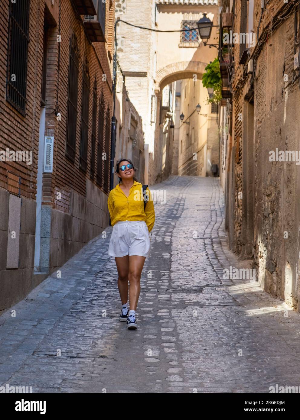 Junge Touristinnen, die die mittelalterliche Stadt Toledo in Spanien genießen und erkunden Stockfoto