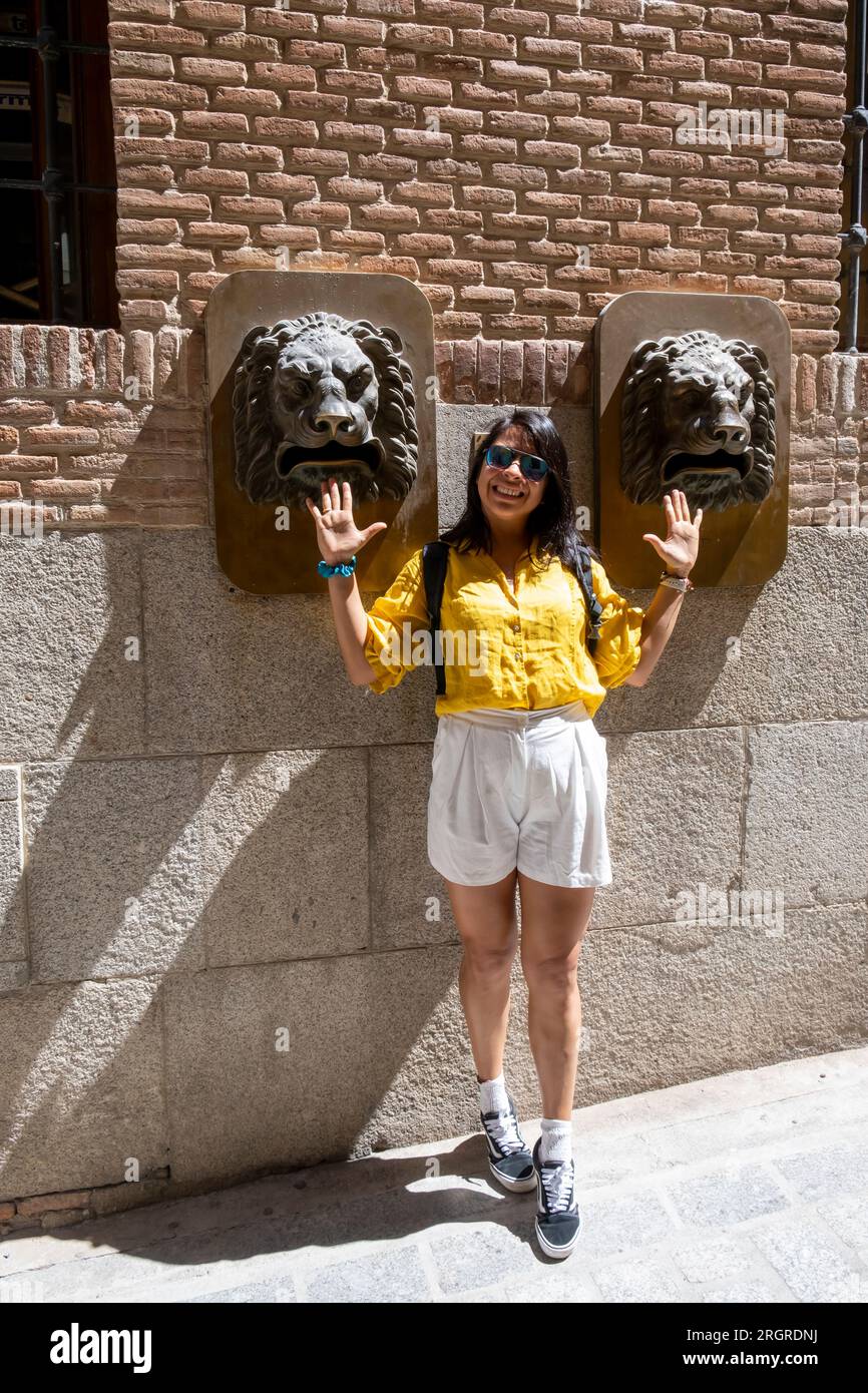 Junge Mexikanerin, die die mittelalterliche Stadt Toledo in Spanien genießt und erkundet Stockfoto