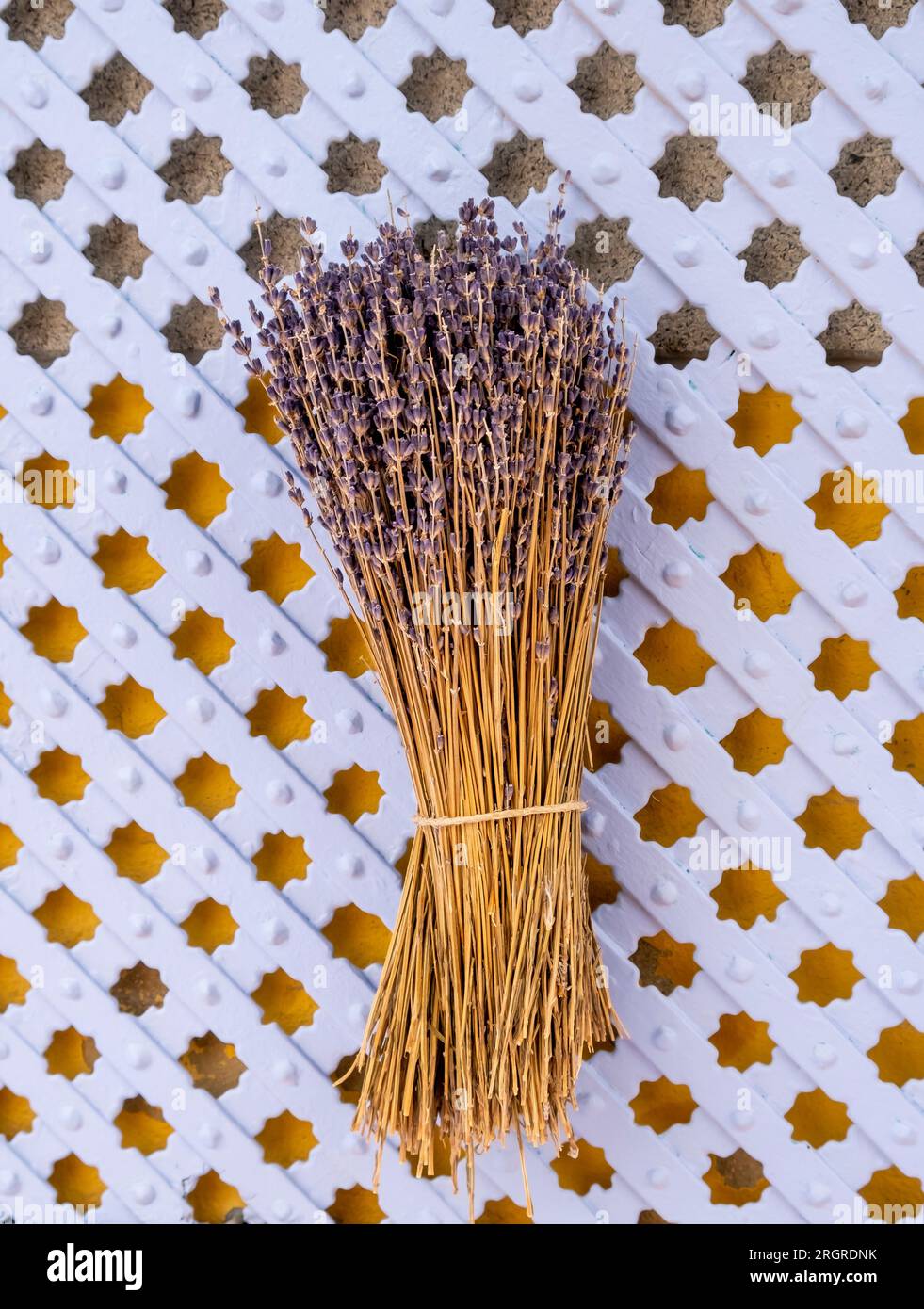 Ein Haufen Lavendelblumen. Trockener Lavendel-Bouquet isoliert auf Holzhintergrund. Stockfoto