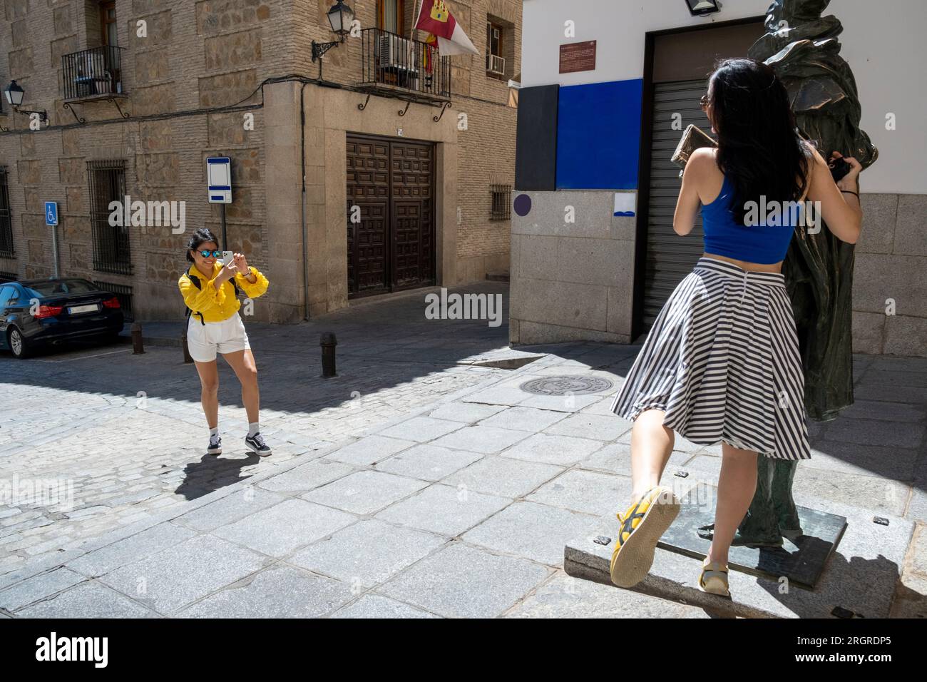 Eine mexikanische Frau fotografiert ihren Freund. Lateinische Frauen, die Spaß haben und die Stadt TOLERO, Spanien, genießen. Stockfoto