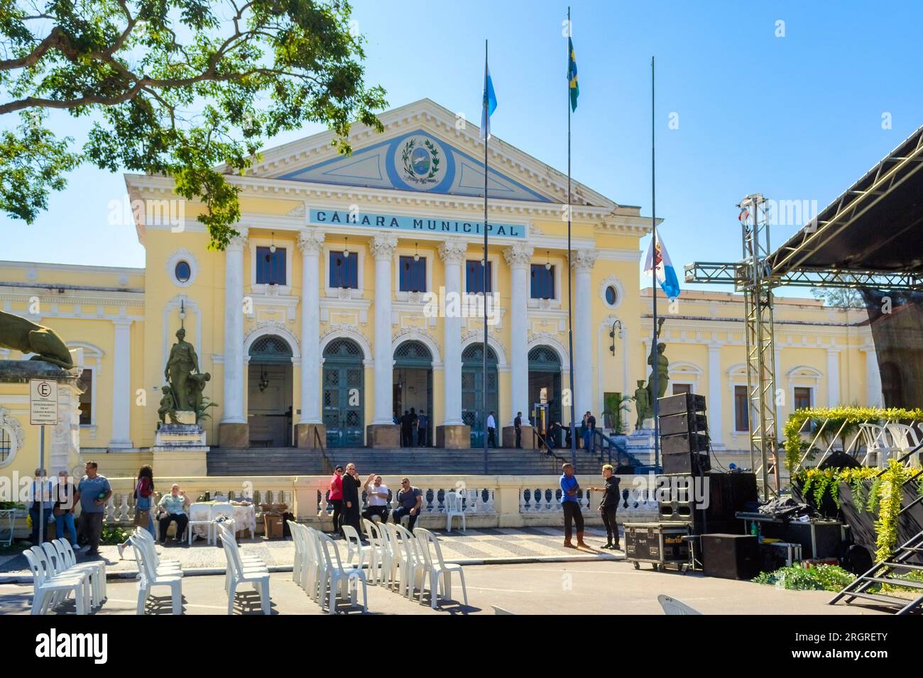 Niteroi, Brasilien, Leute, die für eine Veranstaltung außerhalb des Municipal Government Building sind. Stockfoto