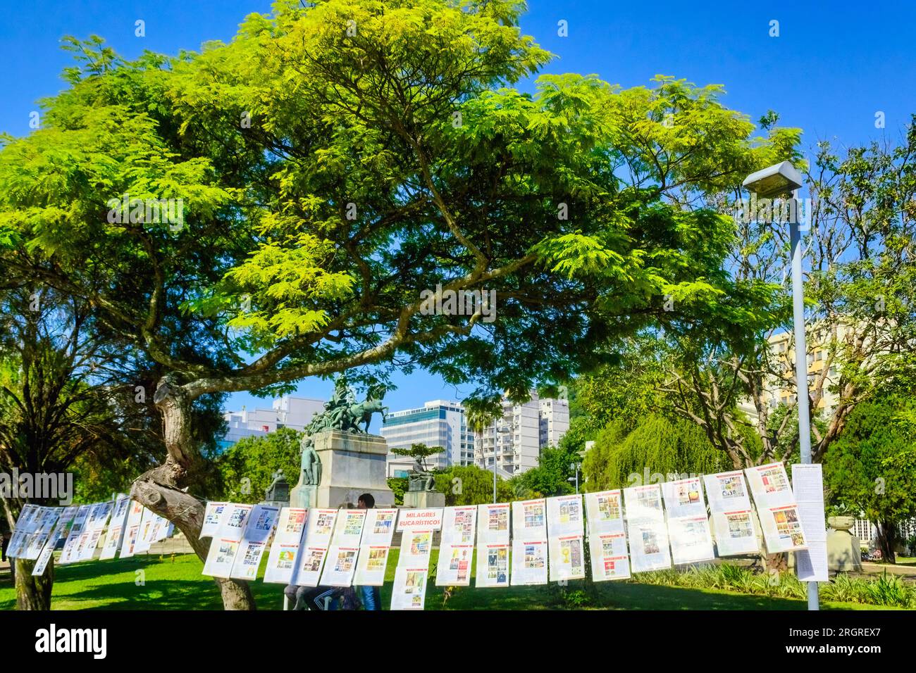 Niteroi, Brasilien, Artikelgruppe zum Verkauf unter einem Baum in einer städtischen Umgebung. Die Ware ist religiöser Natur. Niemand ist am Tatort. Stockfoto