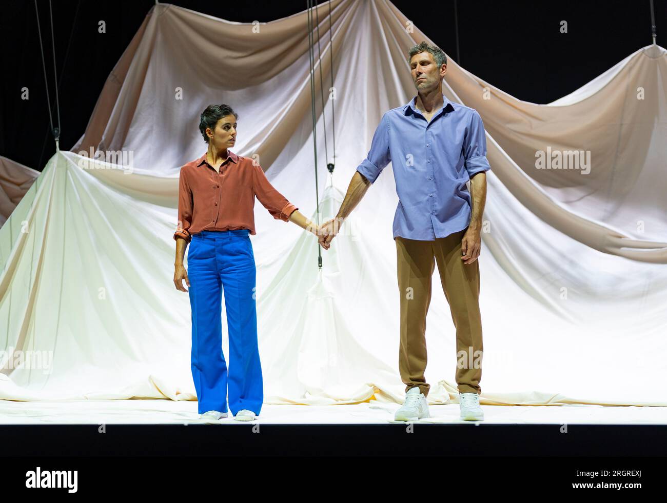 Edinburgh, Schottland, Großbritannien. 11. August 2023. Fotoaufruf für Szenen von der britischen Premiere des Spielens, soweit es unmöglich ist, von Comédie de Genève im Lyceum Theatre in Edinburgh. Durch die Zusammenführung echter Geschichten internationaler Helfer, mit Geschichten von Menschen und Naturkatastrophen schafft Regisseur Tiago Rodrigues ein fesselndes, berührendes und manchmal unerwartet humorvolles Stück Dokumentartheater. Iain Masterton/Alamy Live News Stockfoto
