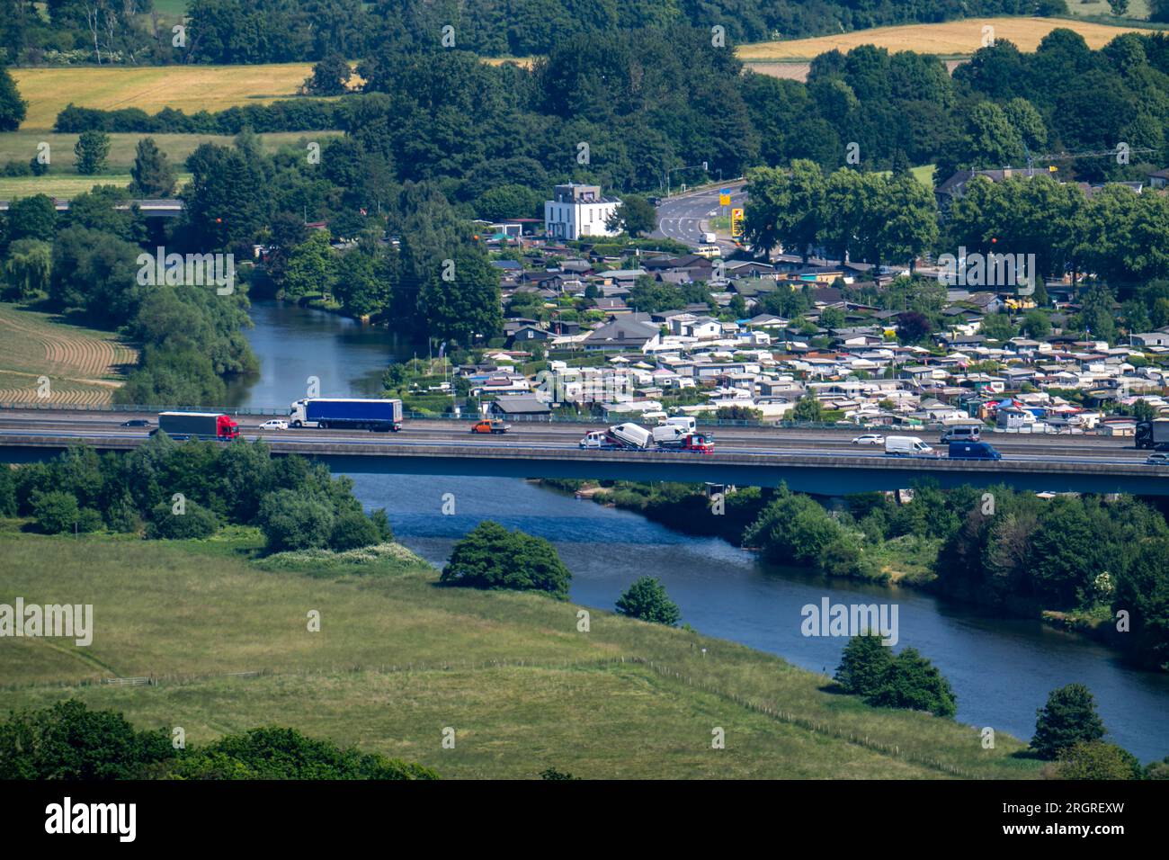 Ruhrtal bei Hagen, Campingplatz im Ruhrgebiet, Brücke der Autobahn A1, NRW, Deutschland, Stockfoto