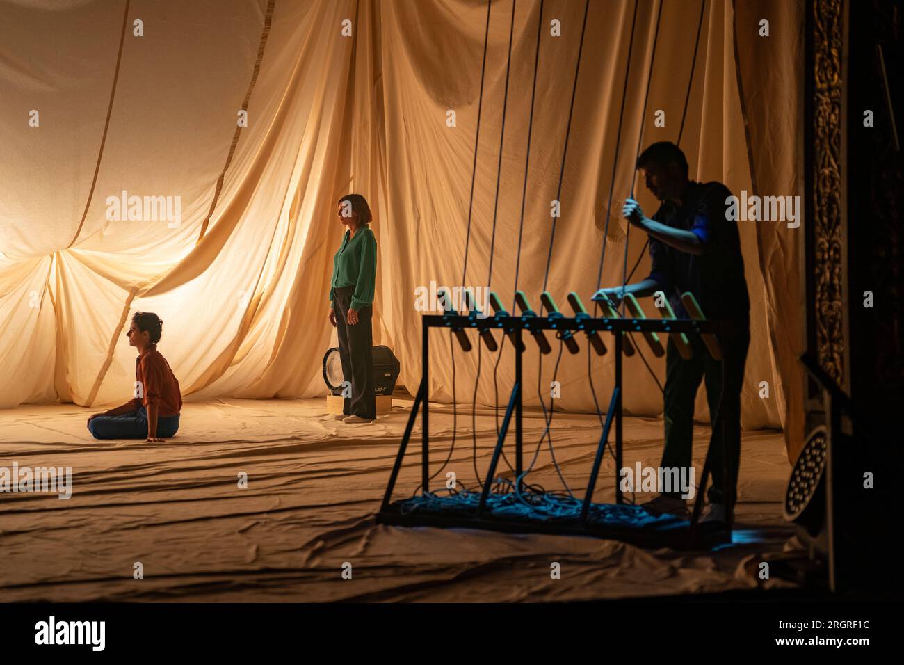 Edinburgh, Schottland, Großbritannien. 11. August 2023. Fotoaufruf für Szenen von der britischen Premiere des Spielens, soweit es unmöglich ist, von Comédie de Genève im Lyceum Theatre in Edinburgh. Durch die Zusammenführung echter Geschichten internationaler Helfer, mit Geschichten von Menschen und Naturkatastrophen schafft Regisseur Tiago Rodrigues ein fesselndes, berührendes und manchmal unerwartet humorvolles Stück Dokumentartheater. Iain Masterton/Alamy Live News Stockfoto