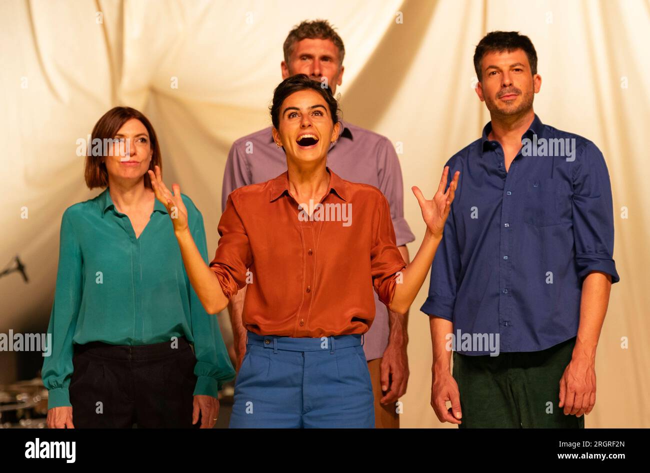 Edinburgh, Schottland, Großbritannien. 11. August 2023. Fotoaufruf für Szenen von der britischen Premiere des Spielens, soweit es unmöglich ist, von Comédie de Genève im Lyceum Theatre in Edinburgh. Durch die Zusammenführung echter Geschichten internationaler Helfer, mit Geschichten von Menschen und Naturkatastrophen schafft Regisseur Tiago Rodrigues ein fesselndes, berührendes und manchmal unerwartet humorvolles Stück Dokumentartheater. Iain Masterton/Alamy Live News Stockfoto