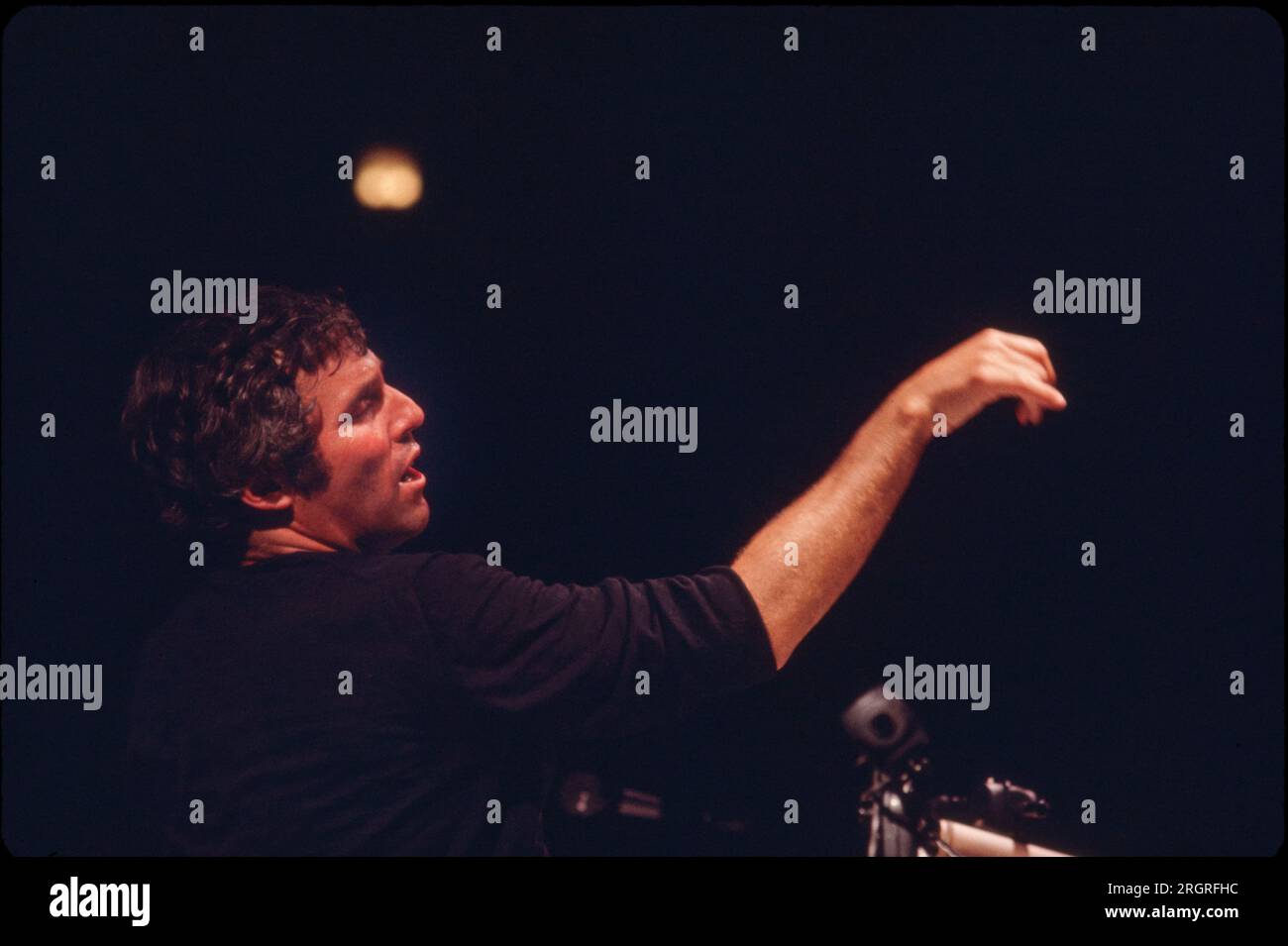 Beliebter Musiker und Komponist Burt Bacharach im Aufnahmestudio - 1975. Foto von Bernard Gotfryd. Burt Freeman Bacharach (12., 1928 – 8. Februar 2023) war ein amerikanischer Komponist, Songwriter, Plattenproduzent und Pianist, der weithin als eine der wichtigsten und einflussreichsten Persönlichkeiten der populären Musik des 20. Jahrhunderts gilt. In den 1950er Jahren komponierte er Hunderte von Pop-Songs, viele davon in Zusammenarbeit mit dem Texter Hal David. Bacharachs Musik zeichnet sich durch ungewöhnliche Akkordverläufe und Zeitsignaturänderungen aus, die von seinem Jazz-Hintergrund beeinflusst werden. Stockfoto