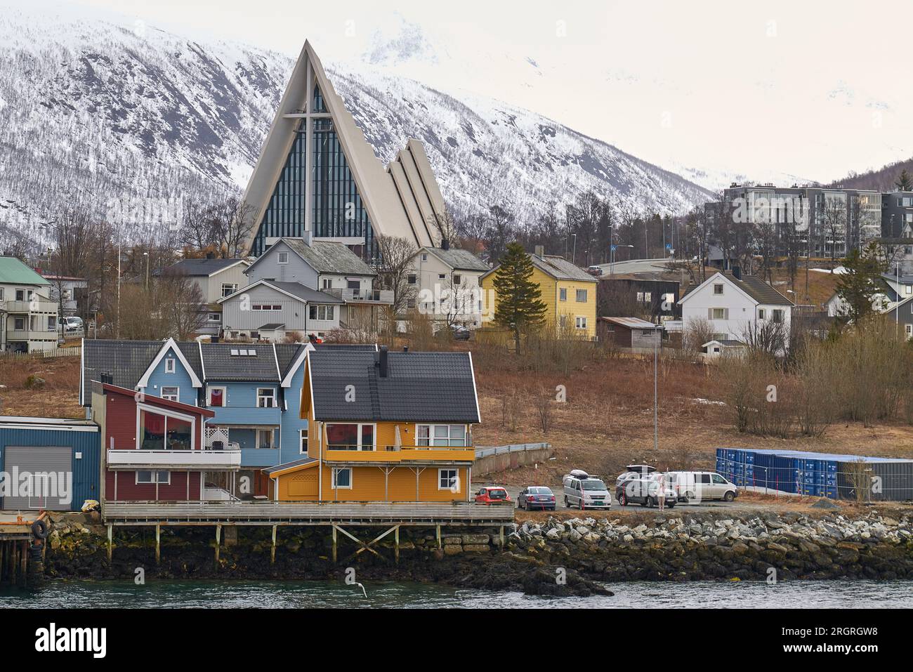 Die arktische Kathedrale (Tromsdalen Kirke, Ishavskatedralen) oder „die Kathedrale des arktischen Ozeans“ an der Küste der Tromsøysundet-Straße. Stockfoto