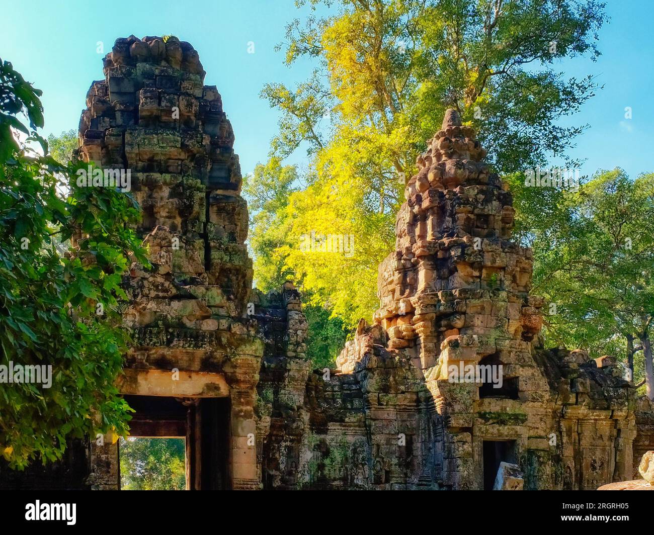 Die Leinwand der Natur: Malerische antike Türme im kambodschanischen Herbstwald von Preah Khan. Stockfoto