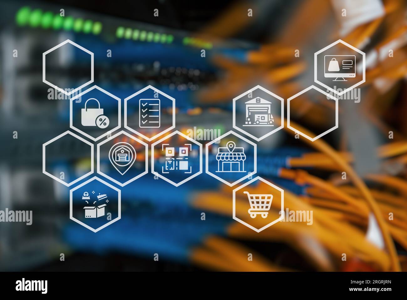 Server-Hintergrund mit Shop-Symbolen. Digitale Marketingmedien (Website-Werbung, E-Mail, soziale Netzwerke, SEO, Video, Mobile App). Online-Shopping für Unternehmen. Stockfoto