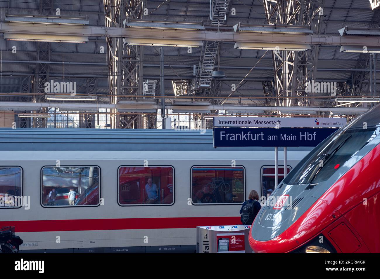 Der rote moderne Deutsche Zug fährt am Bahnhof Arankfurt am Main ab. Wunderschöne Nahaufnahme des Zuges. Stockfoto