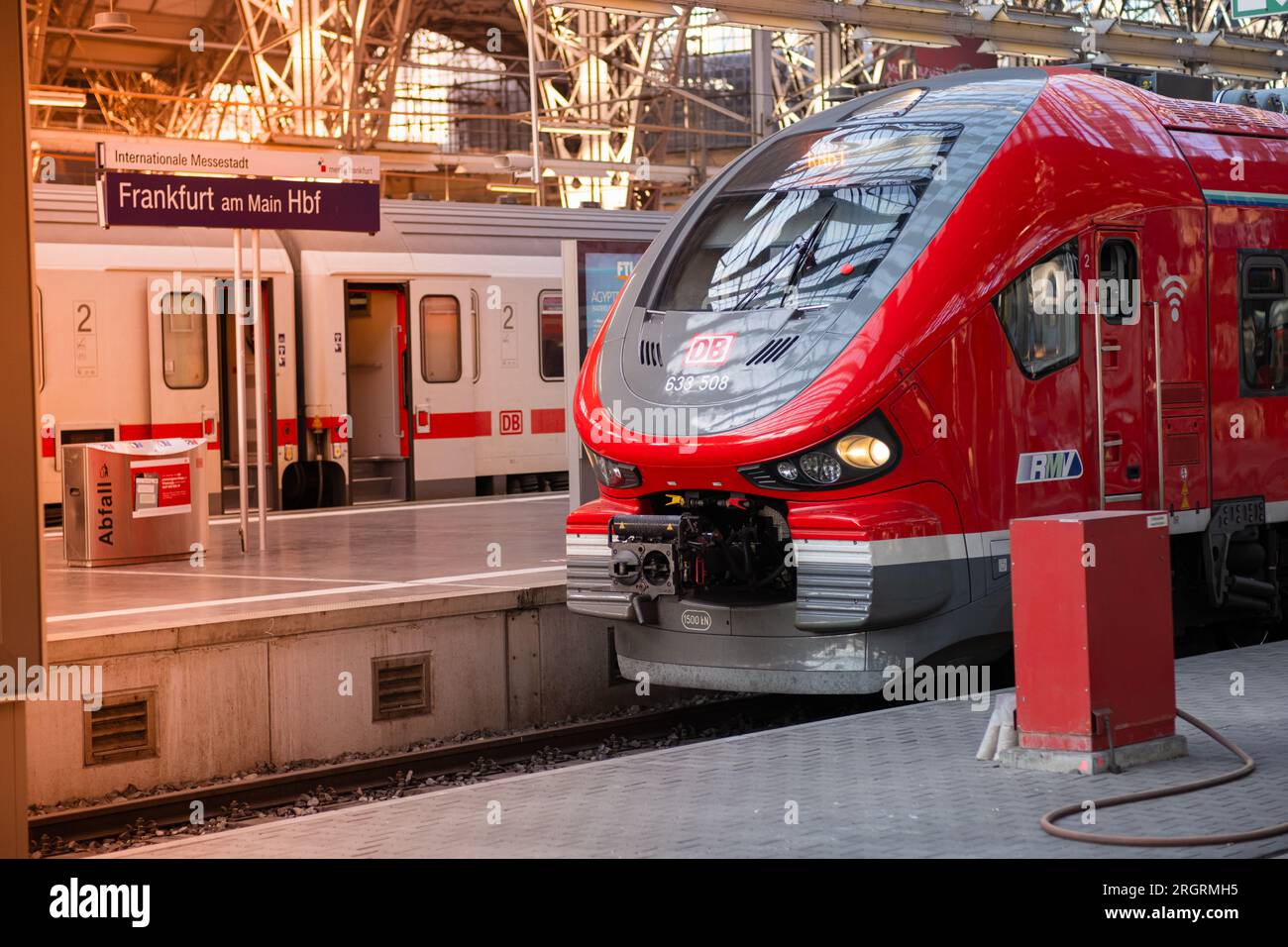 Der rote moderne Deutsche Zug befindet sich am Bahnhof. Wunderschöne Nahaufnahme des Zuges. Stockfoto