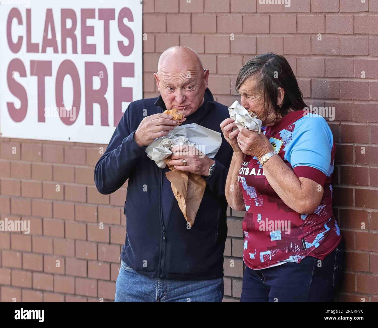 Burnley-Fans essen vor dem Premier League-Spiel Burnley gegen Manchester City im Turf Moor, Burnley, Großbritannien, 11. August 2023 (Foto von Mark Cosgrove/News Images) Stockfoto