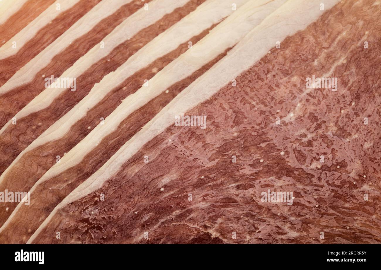 Dünne Scheiben Prosciutto Crudo, ungekochter, trocken geräucherter Schinken, italienische Spezialität Stockfoto