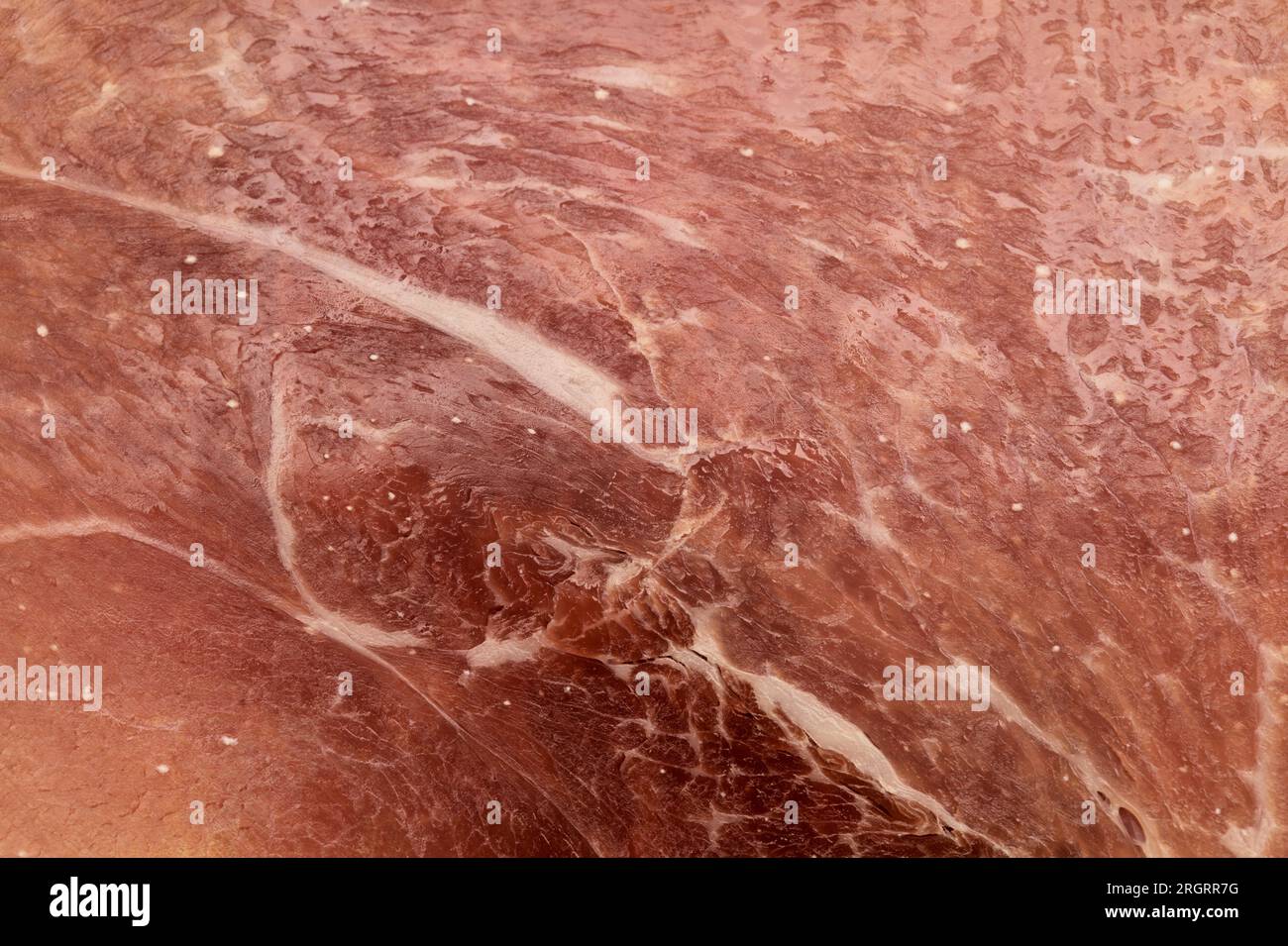 Dünne Scheiben Prosciutto Crudo, ungekochter, trocken geräucherter Schinken, italienische Spezialität Stockfoto