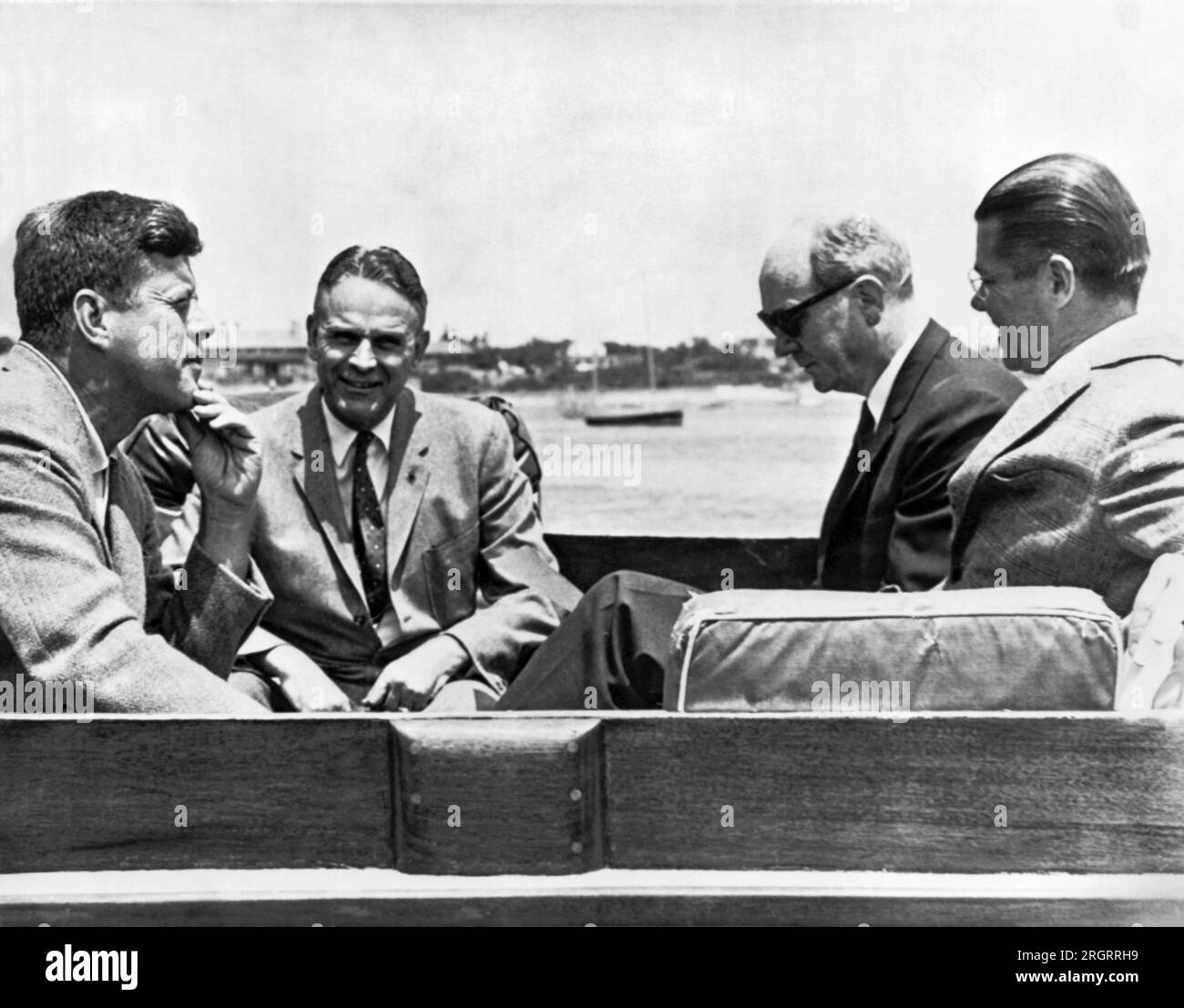 Hyannis Port, Massachusetts: 8. Juli 1961 Präsident Kennedy und seine Berater an Bord der Yacht Marlin diskutieren das Berliner Problem. L-R sind der Präsident, General Maxwell Taylor, Außenminister Dean Rusk und Verteidigungsminister Robert McNamara. Stockfoto