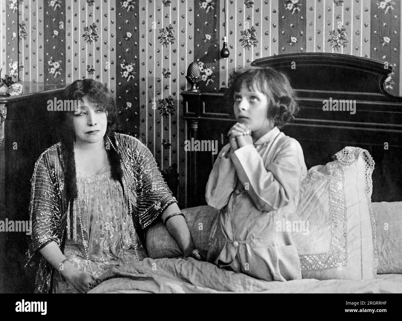 Frankreich: 1915. Schauspielerin Sarah Bernhardt in ihrer Rolle als Jeanne Dore im gleichnamigen Film. Stockfoto