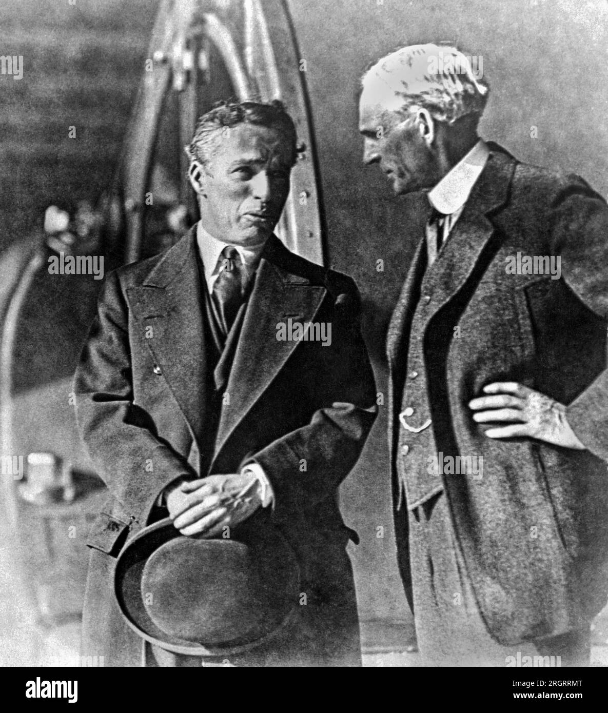 Detroit, Michigan: 1926 Charlie Chaplin und Henry Ford in der Ford Automobilfabrik. Stockfoto