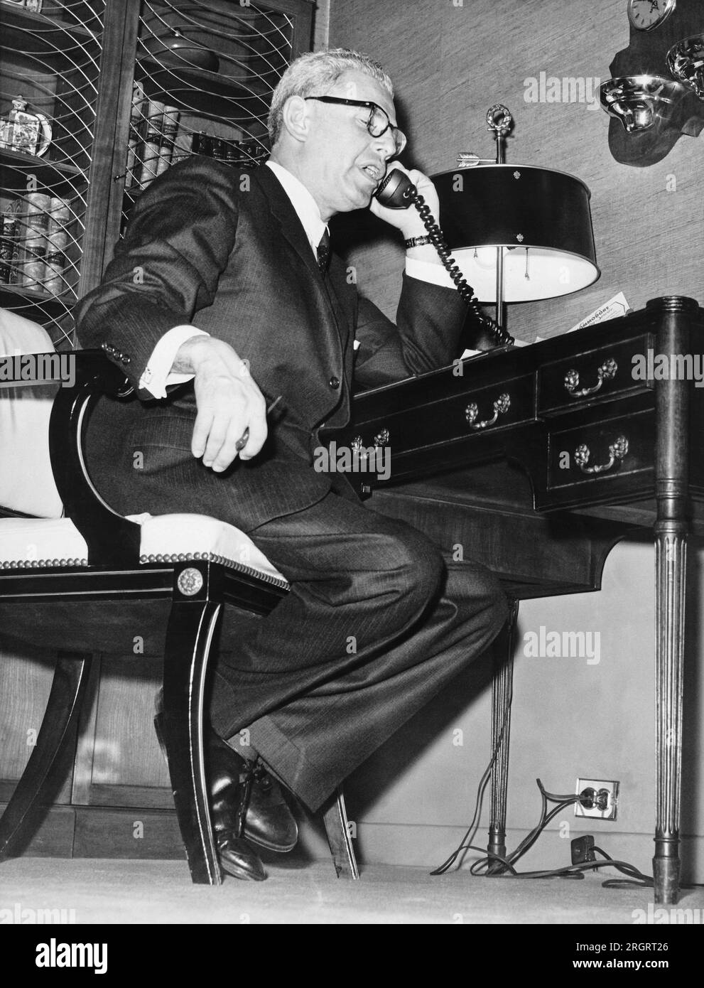 New York, New York: 19. Februar 1961 Kennedys Arbeitsminister Arthur Goldberg sprach am Telefon in dem Versuch, den Streik der Flugengäster zu beenden, der Hunderte kommerzieller Flugzeuge zum Erliegen brachte. Stockfoto