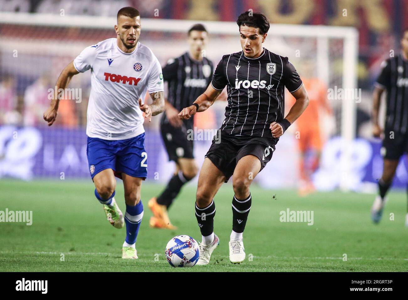 Split, Kroatien. 10. Aug. 2023. PAOK's Theocharis Tsingaras (rechts) in Aktion während eines Spiels zwischen Hadjuk Split und PAOK FC. Drittes qualifizierendes Runden-Match der Conference League zwischen Hajduk Split und dem PAOK FC. Das Spiel endete 0:0. (Kreditbild: © Giannis Papanikos/ZUMA Press Wire) NUR REDAKTIONELLE VERWENDUNG! Nicht für den kommerziellen GEBRAUCH! Stockfoto