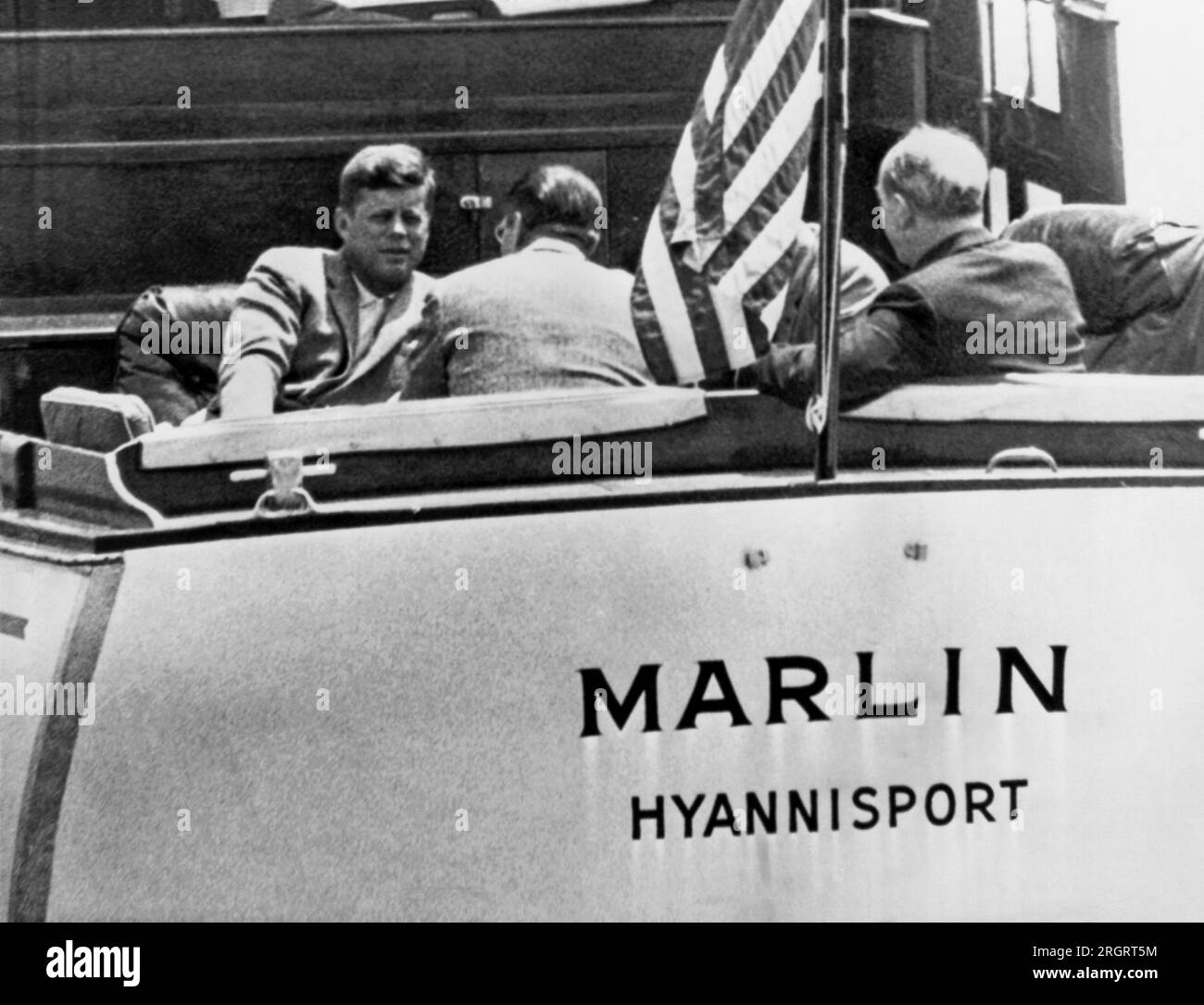Hyannis Port, Massachusetts: c. 1962 Präsident Kennedy berät sich mit Top-Helfern Robert McNamara, Dean Rusk und General Maxwell Taylor an Bord der Yacht Marlin im Nantucket Sound im Hyannis Port. Stockfoto