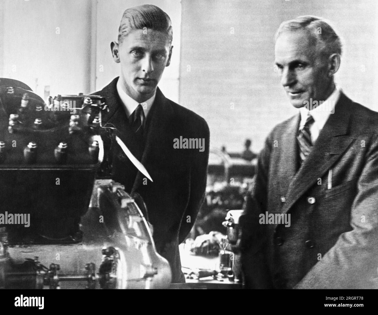 Detroit, Michigan: 1926 Henry Ford führt Prinz Nicholas von Rumänien durch das Automobilwerk. Stockfoto