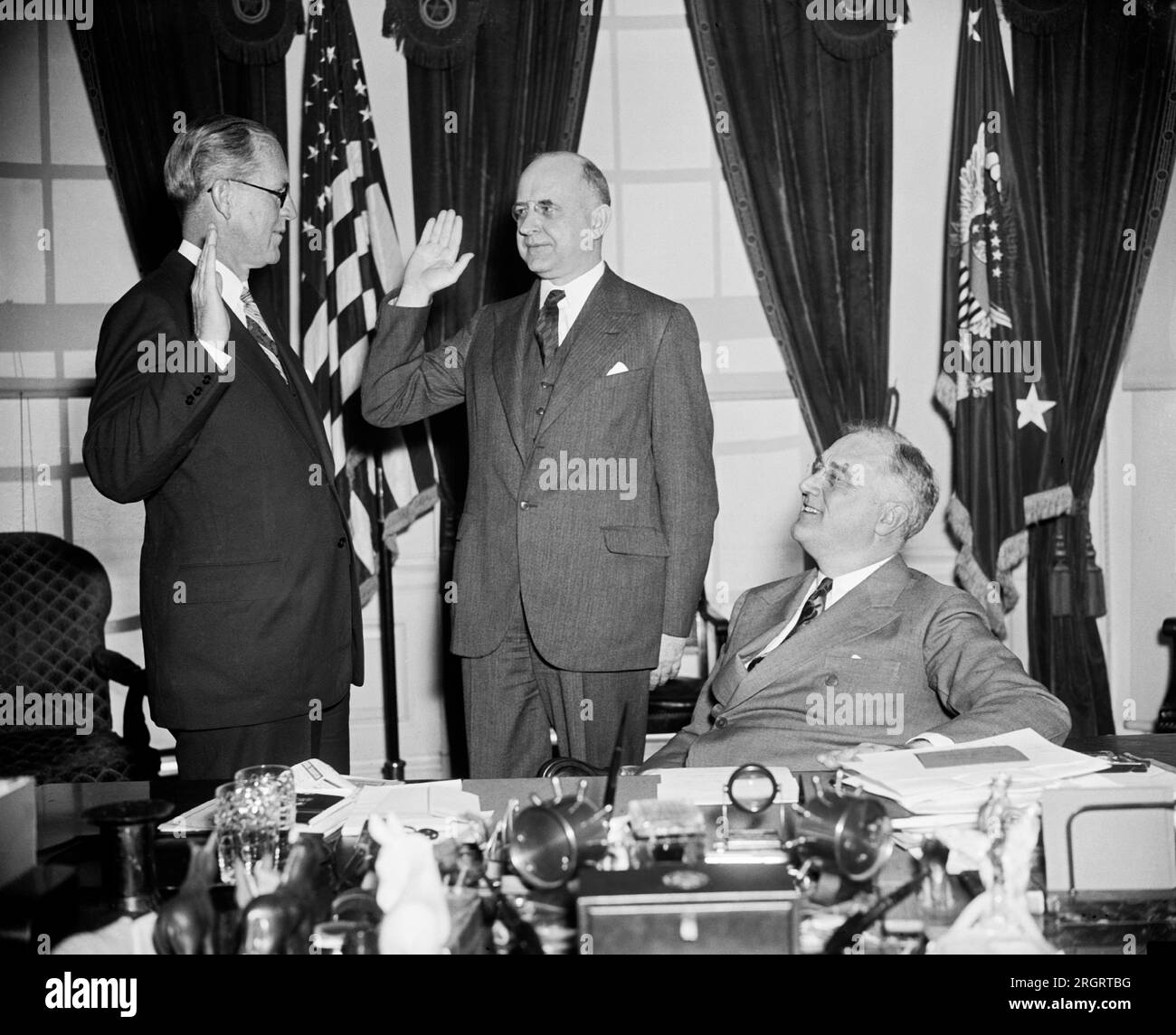 Washington, D.C.: 18. Februar 1938 Präsident Roosevelt sieht Joseph P. Kennedy als neuen US-Gesandten für Großbritannien den Eid des Obersten Gerichtshofsrichters Stanley Reed ab. Stockfoto