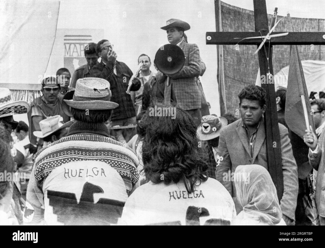 Sacramento, Kalifornien: 9. April 1966 markante Traubenpflücker am Ende ihres 300-Meilen-marsches auf Sacramento. Bereiten Sie sich darauf vor, die Nacht außerhalb der Hauptstadt zu verbringen. Stockfoto
