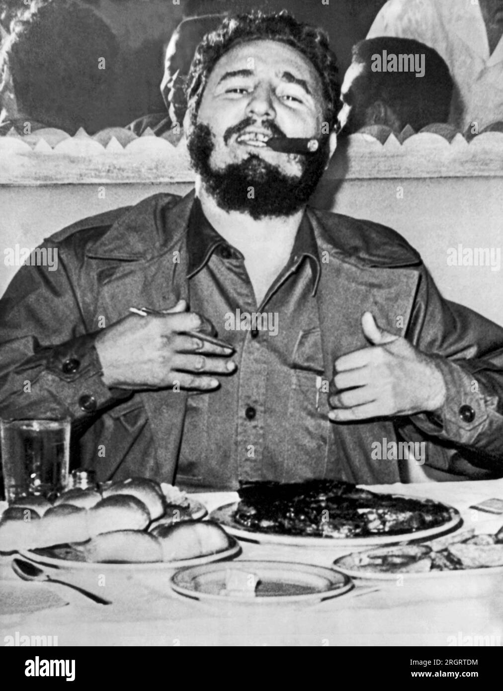 New York, New York: Der kubanische Premierminister Fidel Castro genießt am 23. September 1960 ein Steak-Dinner während einer spontanen Pressekonferenz im Theresa Hotel in Harlem während seines Besuchs in New York, um vor den Vereinten Nationen zu sprechen. Stockfoto