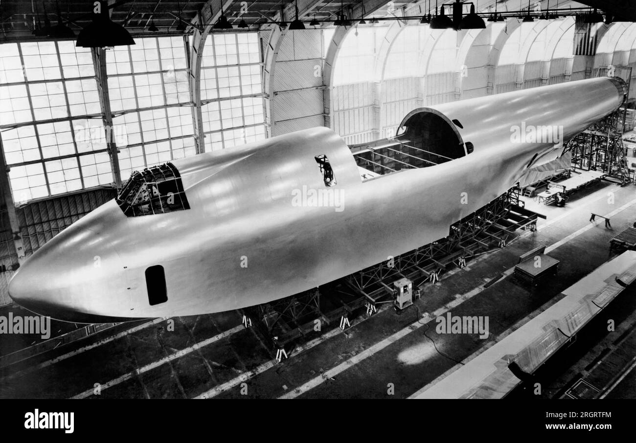 Culver City, Kalifornien: ca. 1946 der 220 Meter lange Rumpf von Howard Hughes' Flugboot, das im Hangar gebaut wird. Die endgültige Schicht aus Aluminiumlack steht kurz vor der Fertigstellung. Im abgeschnittenen Bereich passen die Flügel zusammen. Stockfoto