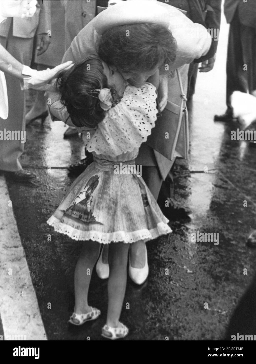 Caracas, Venezuela: 16. November 1961 Frau Jacqueline Kennedy gibt der fünf Jahre alten Maria Gianetta einen Kuss, nachdem das kleine Mädchen ihr bei ihrer Ankunft am Flughafen hier eine Orchidee schenkte. Stockfoto