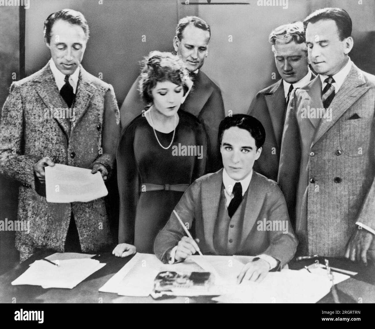 Hollywood, Kalifornien: 17. April 1919 die Gründung der United Artists Corporation. Die Gründer von links nach rechts: D.W. Griffith, Mary Pickford, Charlie Chaplin und Douglas Fairbanks bei der Vertragsunterzeichnung. Die Anwälte Albert Banzhaf und Dennis O'Brien stehen hinten. Stockfoto