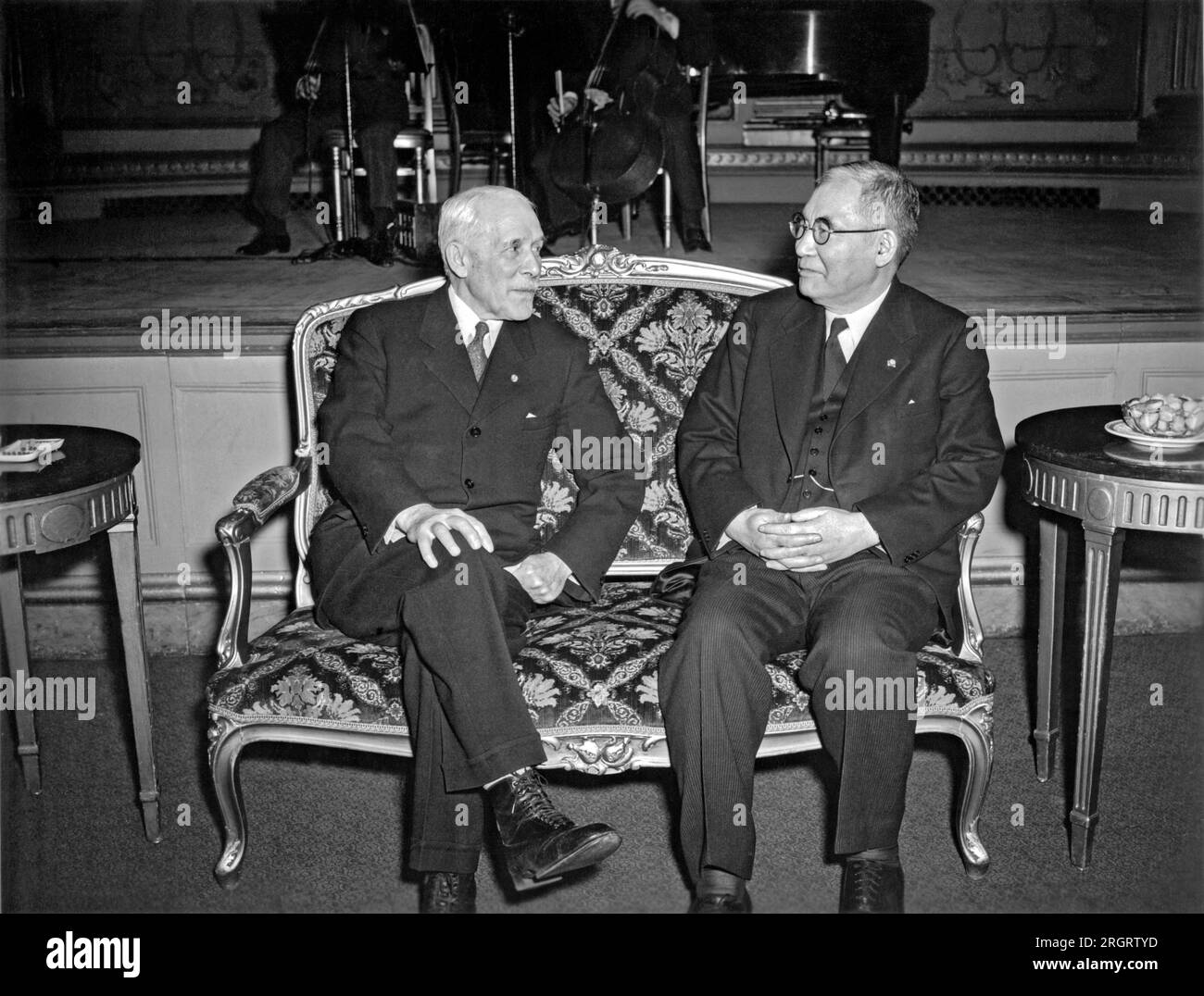 Februar 1941. Kichisaburo Nomura, japanischer Marineminister, sitzt bei der US-Außenministerin Cordell Hull. Stockfoto