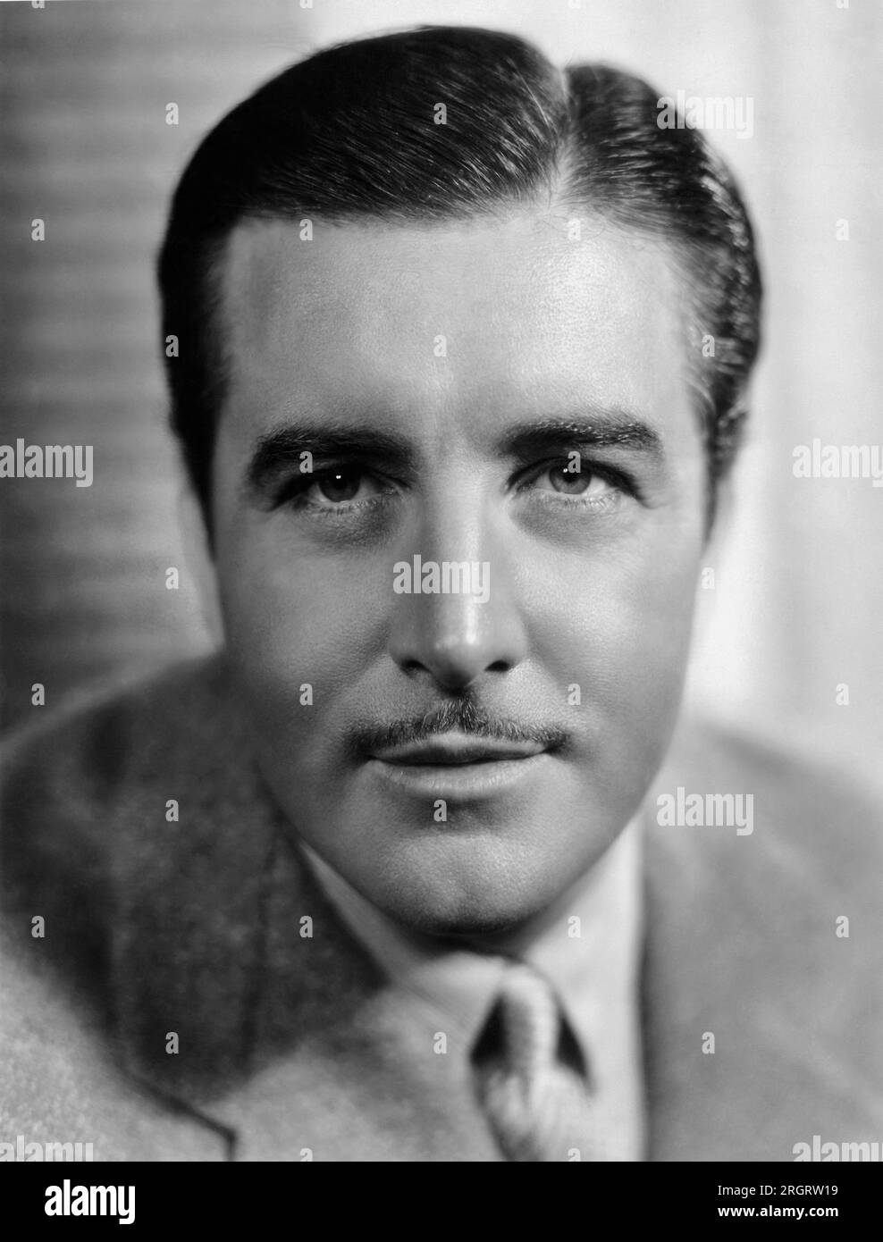 Hollywood, Kalifornien: 1935 Ein Porträt des Schauspielers John Boles, der im Film „The Littleest Rebel“ zu sehen ist. Stockfoto