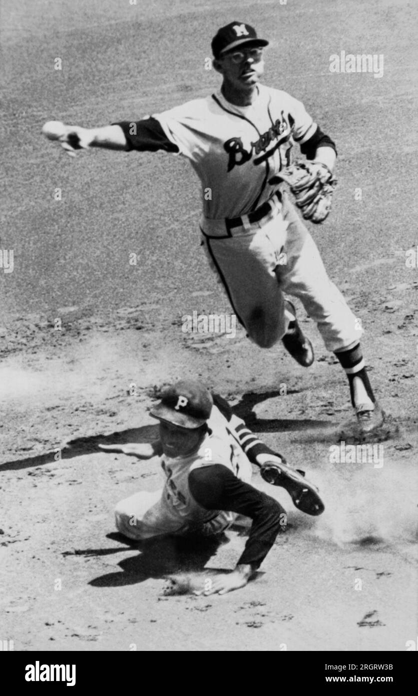 Milwaukee, Wisconsin: 8. Juli 1961 Pittsburgh Pirates Außenfeldspieler Roberto Clemente wird an der zweiten Base gezwungen, als Braves Shortstop Roy McMillan den Wurf an die erste auf einem Doppelspiel-Ball weiterleitet. Stockfoto