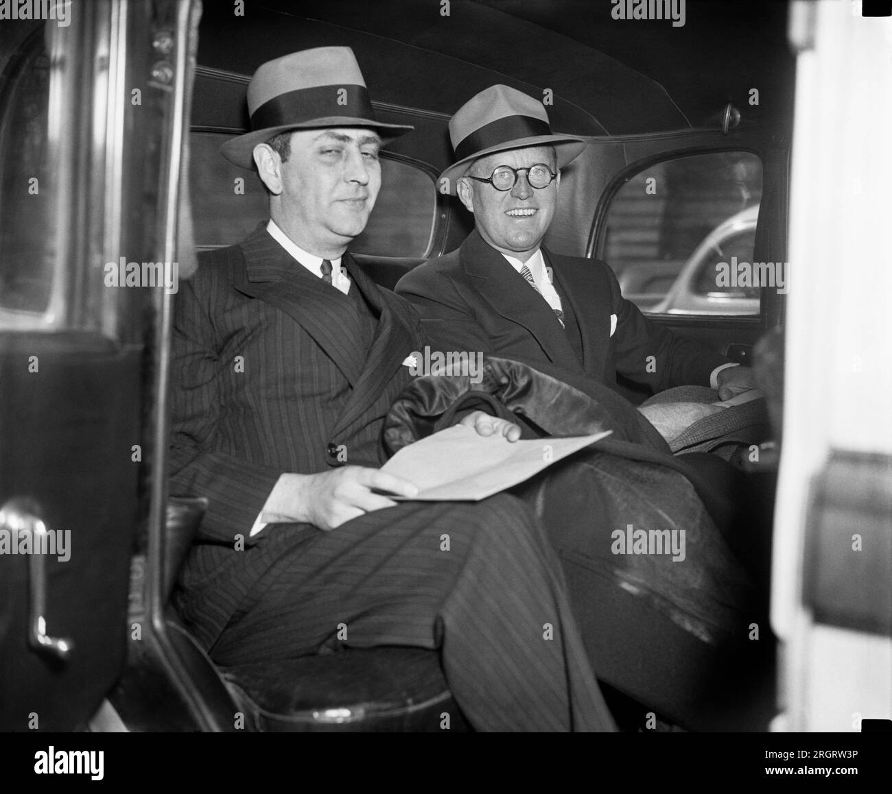 Washington, D.C.: 18. Februar 1938 Joseph P. Kennedy, der heute als amerikanischer Botschafter in Großbritannien vereidigt wurde, mit seinem neuen Helfer Harold Hinton, dem ehemaligen Washington-Korrespondenten der New York Times. Stockfoto