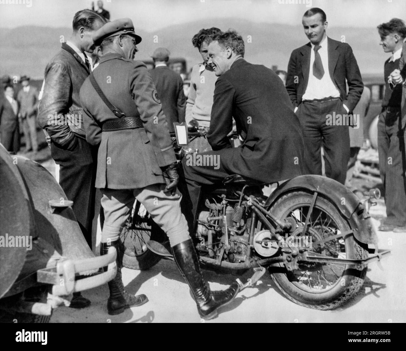 Monterey, Kalifornien: 11. März 1930 Charles Lindbergh probiert während einer Reise nach Del Monte ein Motorrad aus, das sich der State Traffic Patrolman Leo Ramsey ausgeliehen hat. Stockfoto