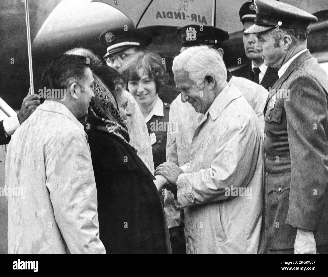 New York, New York: 3. November 1961 Indiens Premierministerin Indira Gandhi trifft am Flughafen JFK ein und wird vom US-Botschafter in Indien Kenneth Keating empfangen. Stockfoto