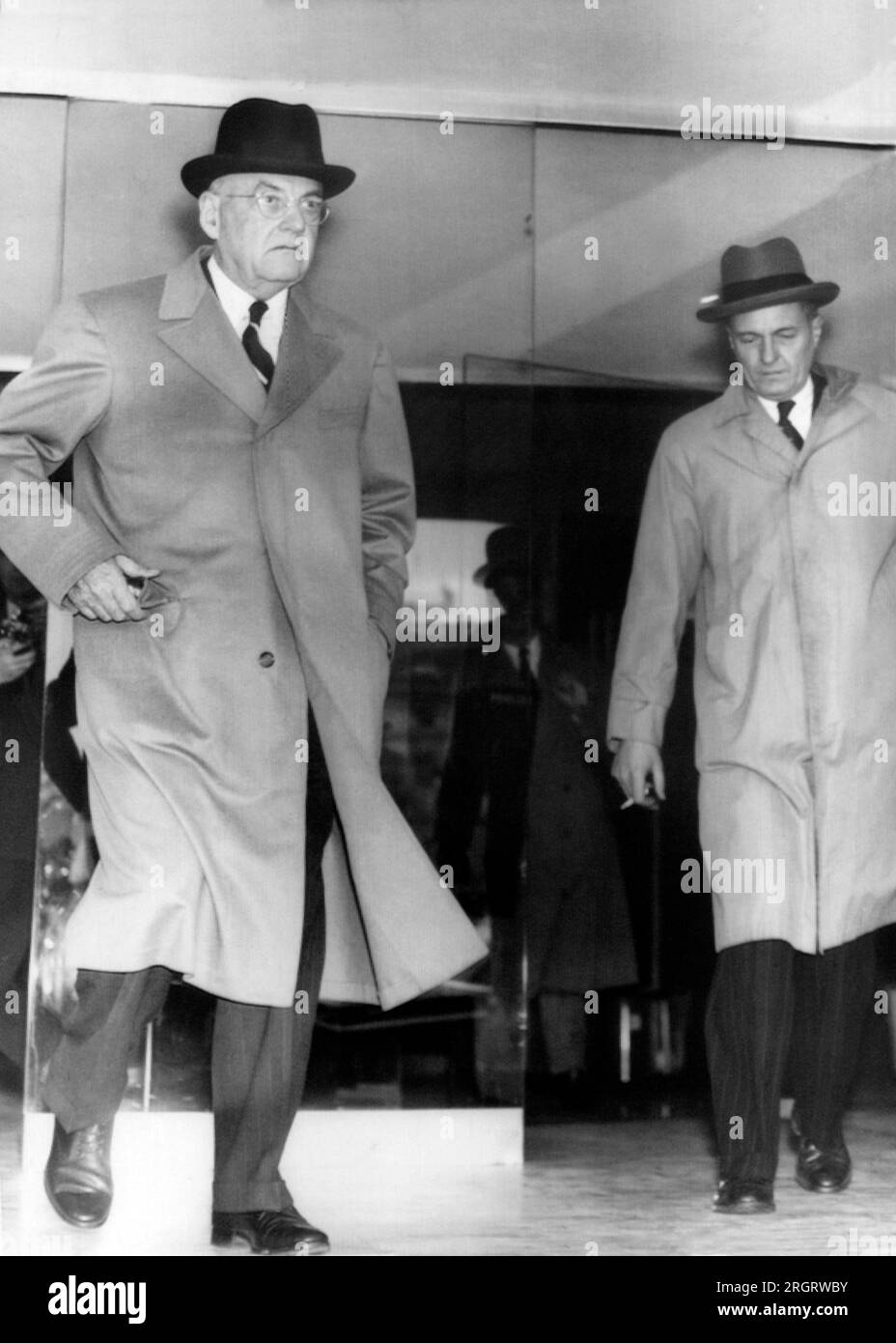 Genf, Schweiz: 28. April 1954 Außenminister John Foster Dulles von Präsident Eisenhower sieht nach einer Konferenz mit dem sowjetischen Außenminister V. M. Molotov düster aus. Dulles unterstützte eine französische Forderung nach einem Waffenstillstand bei Dien Bien Phu, um verwundete französische Gewerkschaftsverteidiger zu evakuieren. Stockfoto