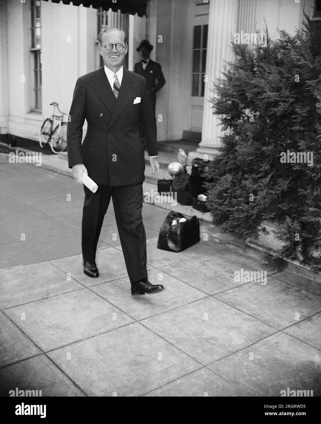 Washington, D.C.: 14. September 1937 nach einer Konferenz im Weißen Haus, die heute zwischen Präsident Roosevelt und Joseph P. Kennedy, dem Vorsitzenden der Seekommission, stattfand, erließ der Hauptgeschäftsführer eine Anordnung, die Handelsschiffen im Besitz der Regierung den Transport von Waffen oder Munition nach Japan oder China verbot. Kennedy wird gezeigt, wie er die Konferenz verlässt. Stockfoto