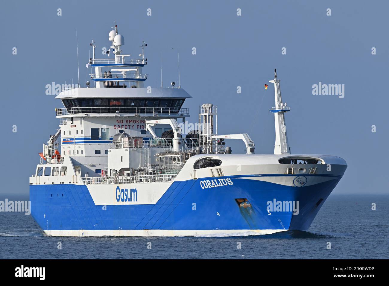 LNG-Bunkering-Barge CORALIUS trifft im Hafen von Kiel ein Stockfoto