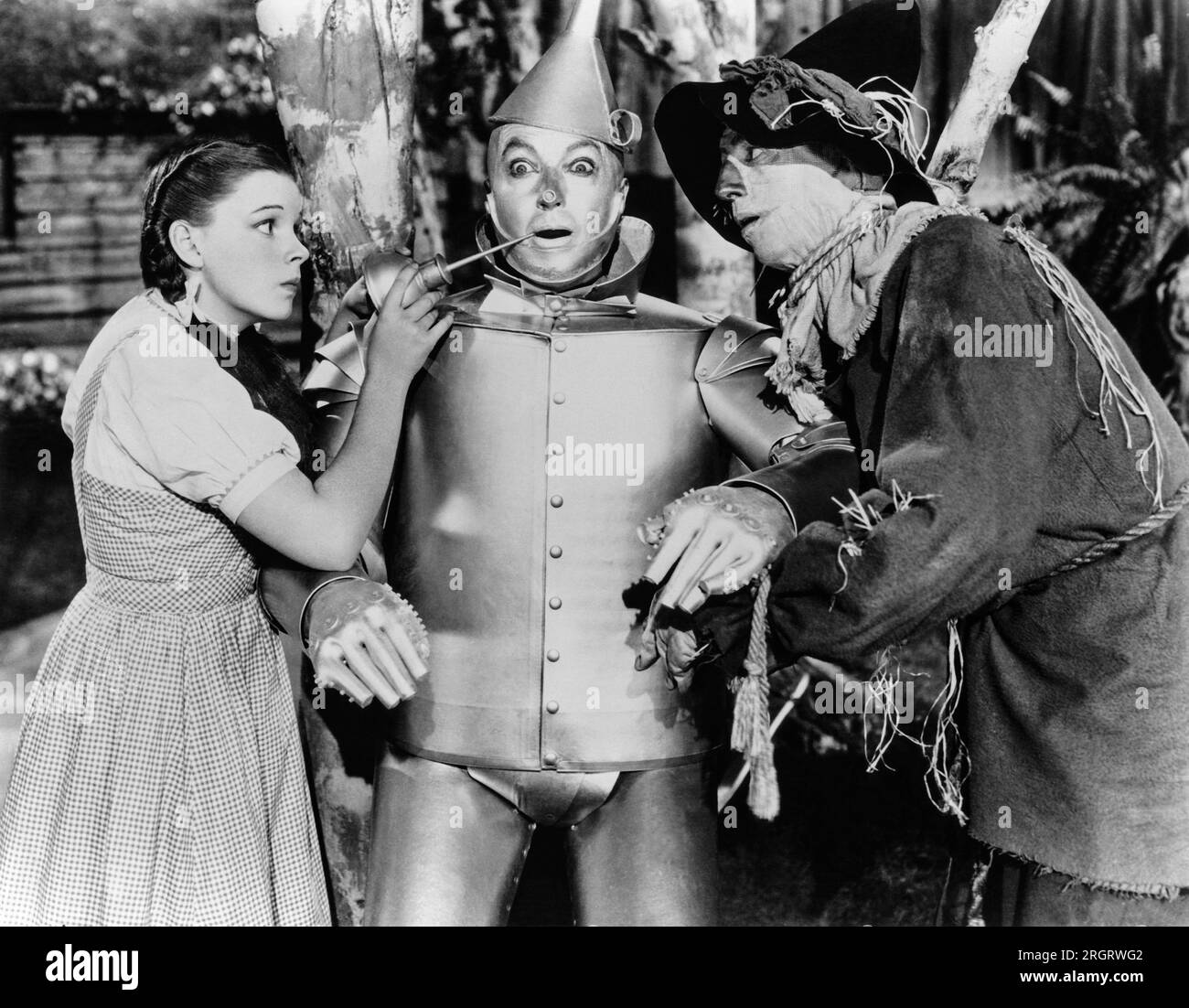 Hollywood, Kalifornien: ca. 1939 Eine Szene aus dem Zauberer von Oz mit Dorothy, The Tin Woodman und Scarecrow, gespielt von den Schauspielern Judy Garland, Jack Haley und Ray Bolger. Stockfoto