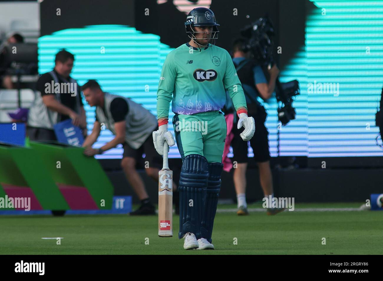 Clean Slate Headingley Stadium, Leeds, West Yorkshire, Großbritannien. 11. Aug. 2023. Northern Supercharger gegen Oval InvincibleÕs während des Hundert Double Header im Clean Slate Headingley Stadium. Jason Roy von Oval InvincibleÕs leitet das Team Credit: Touchlinepics/Alamy Live News Stockfoto