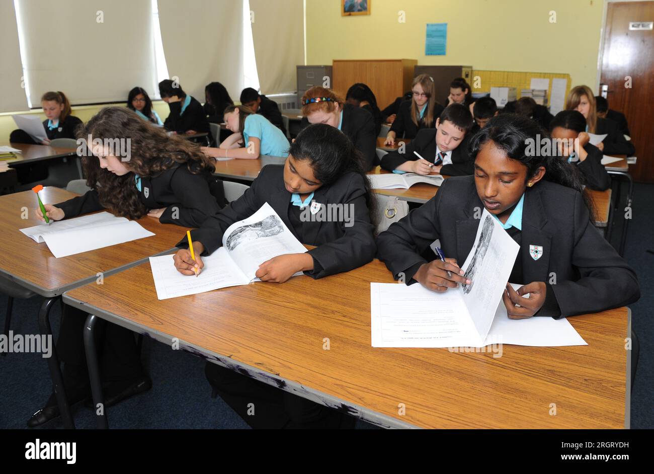 Schülerinnen und Schüler im Klassenzimmer an der St. Edmund's Catholic Academy, einer römisch-katholischen Sekundarschule und einer sechsten Bildungsstufe mit akademischem Status in der Compton-Gegend von Wolverhampton, Juli 2007 Stockfoto