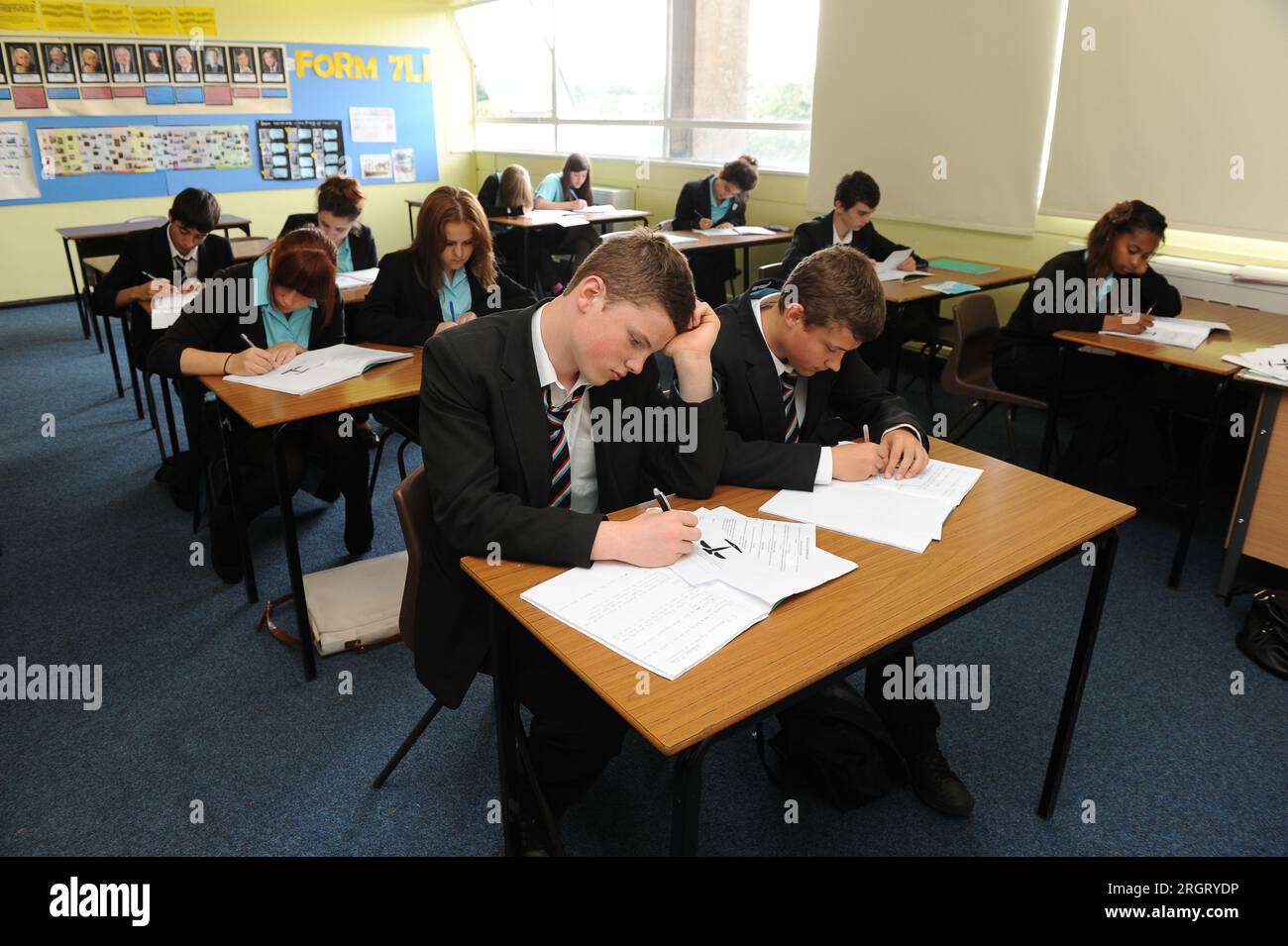 Schülerinnen und Schüler im Klassenzimmer an der St. Edmund's Catholic Academy, einer römisch-katholischen Sekundarschule und einer sechsten Bildungsstufe mit akademischem Status in der Compton-Gegend von Wolverhampton, Juli 2007 Stockfoto