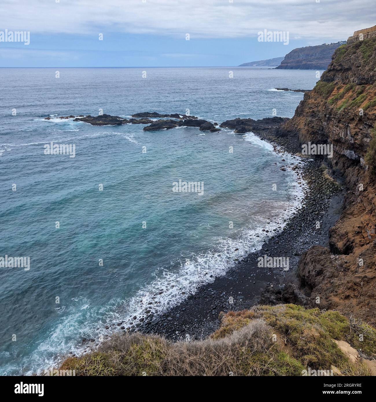 Sie begeben sich auf eine ruhige Reise entlang der Küste von Puerto de la Cruz, der Pfad führt in Richtung der abgeschiedenen Schönheit von Playa El Rincón. Bei jedem Schritt Stockfoto