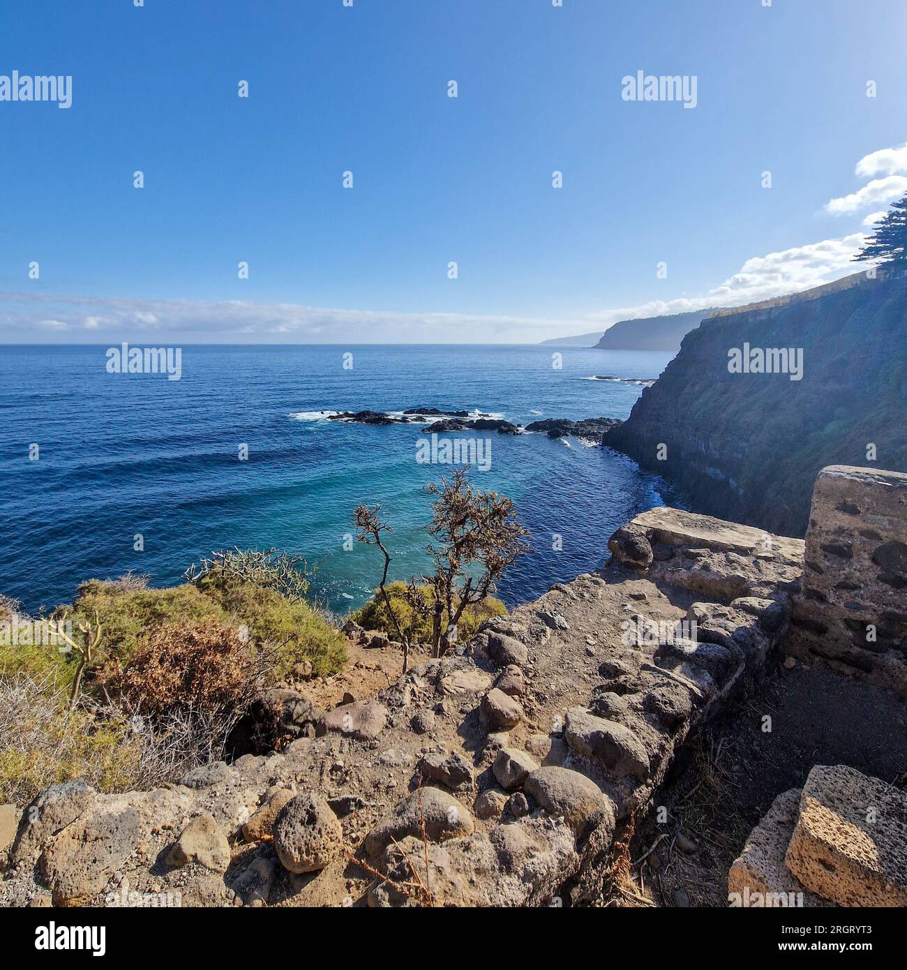 Sie begeben sich auf eine ruhige Reise entlang der Küste von Puerto de la Cruz, der Pfad führt in Richtung der abgeschiedenen Schönheit von Playa El Rincón. Bei jedem Schritt Stockfoto