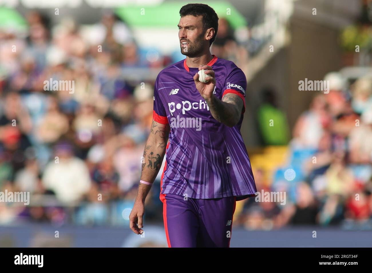 Clean Slate Headingley Stadium, Leeds, West Yorkshire, Großbritannien. 11. Aug. 2023. Northern Supercharger gegen Oval InvincibleÕs während des Hundert Double Header im Clean Slate Headingley Stadium. Reece Topley von Northern Supercharger Credit: Touchlinepics/Alamy Live News Stockfoto