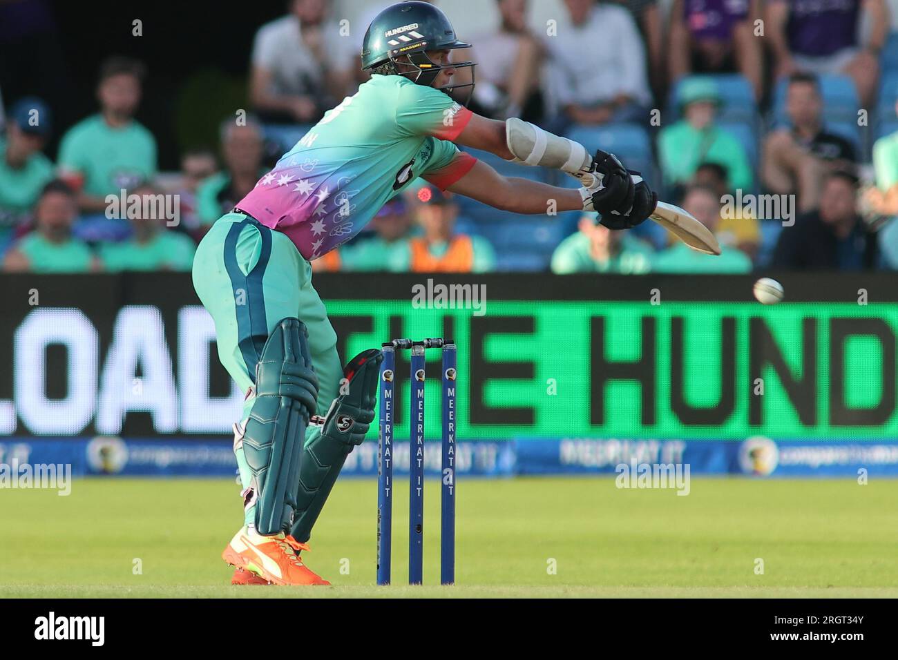 Clean Slate Headingley Stadium, Leeds, West Yorkshire, Großbritannien. 11. Aug. 2023. Northern Supercharger gegen Oval InvincibleÕs während des Hundert Double Header im Clean Slate Headingley Stadium. Samuel Matthew Curran von Oval InvincibleÕs Batting. Kredit: Touchlinepics/Alamy Live News Stockfoto