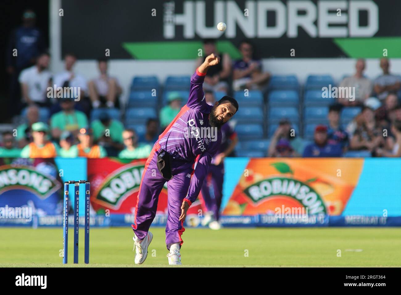 Clean Slate Headingley Stadium, Leeds, West Yorkshire, Großbritannien. 11. Aug. 2023. Northern Supercharger gegen Oval InvincibleÕs während des Hundert Double Header im Clean Slate Headingley Stadium. Adil Rashid von Northern Superchargers Bowling Credit: Touchlinepics/Alamy Live News Stockfoto
